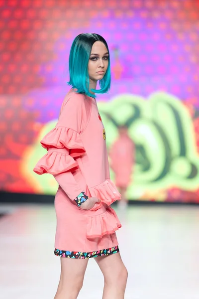 Modelka na sobě šaty Bitemystyle od Zoran Aragovic — Stock fotografie