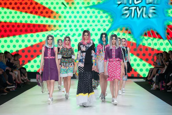 Modelos de moda usando roupas BiteMyStyle por Zoran Aragovic — Fotografia de Stock