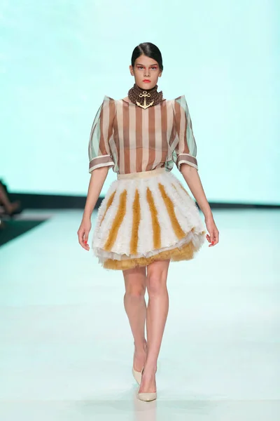 Mode-Model trägt Kleidung von luka grubisic — Stockfoto