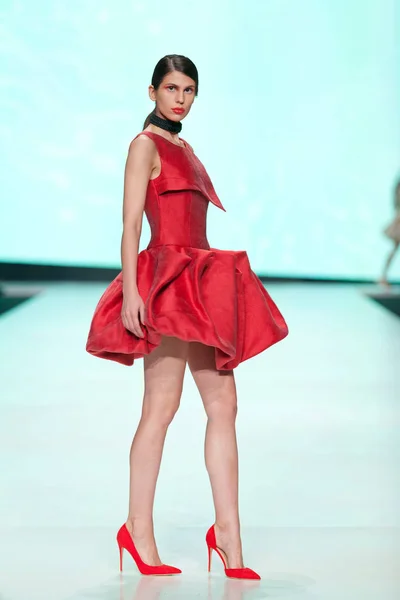 Modelka, noszenie ubrania zaprojektowane przez Luka Grubisic — Zdjęcie stockowe