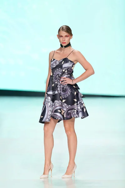 Modelo de moda con ropa diseñada por Luka Grubisic — Foto de Stock