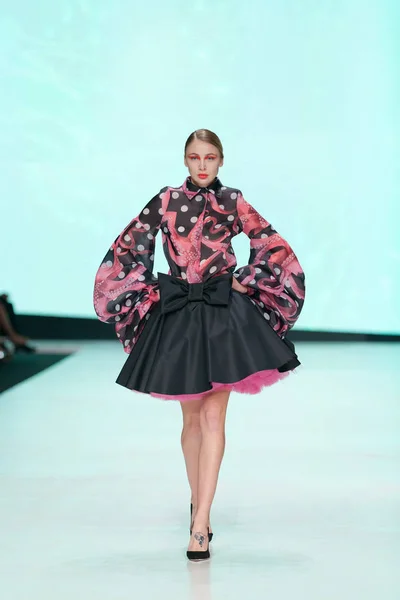 Mode-Model trägt Kleidung von luka grubisic — Stockfoto