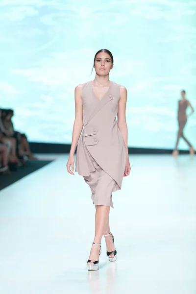 Modelo de moda con ropa diseñada por Arileo —  Fotos de Stock