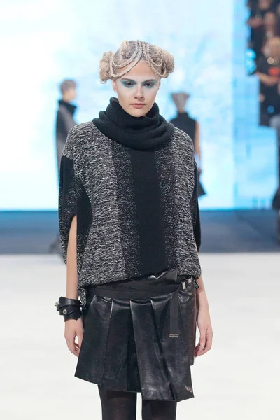 Fashion model iført tøj designet af Marina Design - Stock-foto