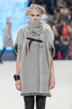 Marina tasarım kıyafetleri moda modeli