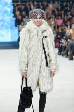 Marina tasarım kıyafetleri moda modeli