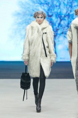 Marina tasarım kıyafetleri moda modeli