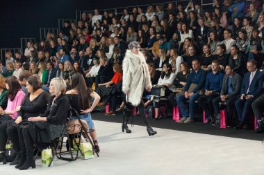 Marina tasarım kıyafetleri moda modeli