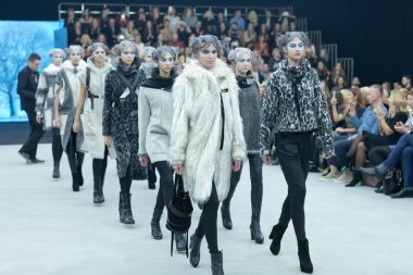 Marina tasarım kıyafetleri moda modelleri