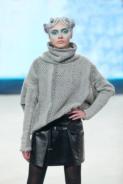 Fashion model dragen van kleding ontworpen door Marina Design — Stockfoto