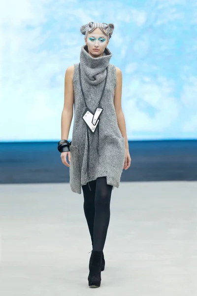 Modelo de moda vestindo roupas desenhadas por Marina Design — Fotografia de Stock