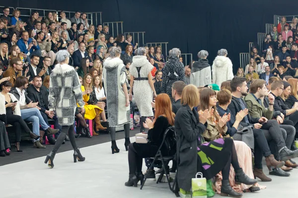 Marina tasarım kıyafetleri moda modelleri