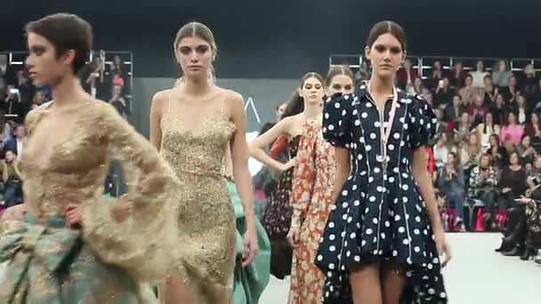 Modelos de moda en una pasarela — Vídeos de Stock