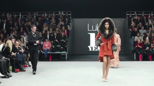 Model fashion di atas catwalk — Stok Video