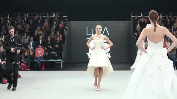 Modelo de moda en una pasarela — Vídeo de stock