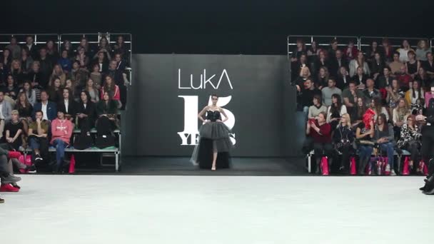 Modelo de moda en una pasarela — Vídeo de stock