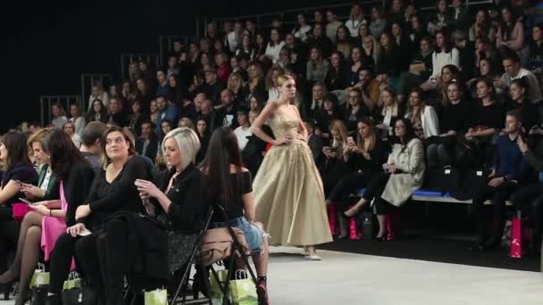 Modell på en catwalk — Stockvideo