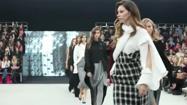 Modelos de moda en una pasarela — Vídeo de stock