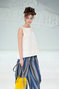 Zagreb, Hırvatistan - 24 Mart 2018: Marina tasarım kıyafetler ve 'Fashion.hr' defilede Marija Ivankovic tarafından tasarlanmış bir çanta moda modeli