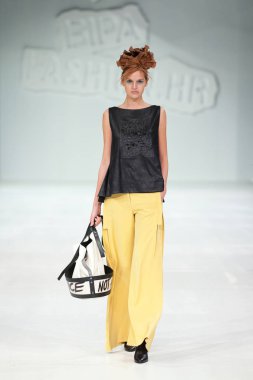 Zagreb, Hırvatistan - 24 Mart 2018: Marina tasarım kıyafetler ve 'Fashion.hr' defilede Ruke tarafından tasarlanmış bir çanta moda modeli