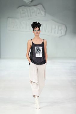 Zagreb, Hırvatistan - 24 Mart 2018: 'Fashion.hr' defilede Marina tasarım kıyafetleri moda modeli