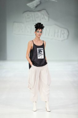 Zagreb, Hırvatistan - 24 Mart 2018: 'Fashion.hr' defilede Marina tasarım kıyafetleri moda modeli