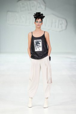Zagreb, Hırvatistan - 24 Mart 2018: 'Fashion.hr' defilede Marina tasarım kıyafetleri moda modeli