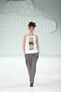 Zagreb, Hırvatistan - 24 Mart 2018: 'Fashion.hr' defilede Marina tasarım kıyafetleri moda modeli
