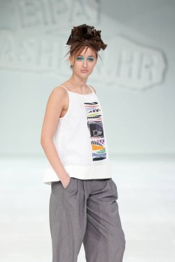 Zagreb, Hırvatistan - 24 Mart 2018: 'Fashion.hr' defilede Marina tasarım kıyafetleri moda modeli