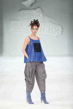 Zagreb, Hırvatistan - 24 Mart 2018: 'Fashion.hr' defilede Marina tasarım kıyafetleri moda modeli