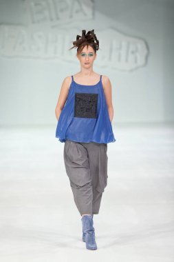 Zagreb, Hırvatistan - 24 Mart 2018: 'Fashion.hr' defilede Marina tasarım kıyafetleri moda modeli