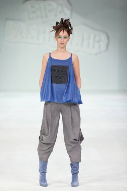 Zagreb, Hırvatistan - 24 Mart 2018: 'Fashion.hr' defilede Marina tasarım kıyafetleri moda modeli