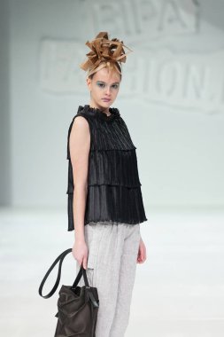 Zagreb, Hırvatistan - 24 Mart 2018: Marina tasarım kıyafetler ve 'Fashion.hr' defilede Ruke tarafından tasarlanmış bir çanta moda modeli