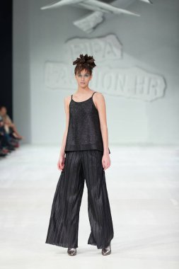 Zagreb, Hırvatistan - 24 Mart 2018: 'Fashion.hr' defilede Marina tasarım kıyafetleri moda modeli