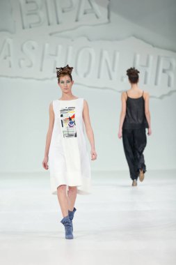 Zagreb, Hırvatistan - 24 Mart 2018: 'Fashion.hr' defilede Marina tasarım kıyafetleri moda modeli
