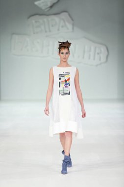Zagreb, Hırvatistan - 24 Mart 2018: 'Fashion.hr' defilede Marina tasarım kıyafetleri moda modeli