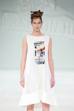 Zagreb, Hırvatistan - 24 Mart 2018: 'Fashion.hr' defilede Marina tasarım kıyafetleri moda modeli