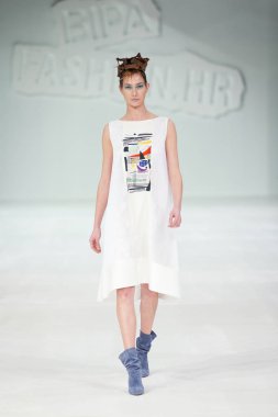 Zagreb, Hırvatistan - 24 Mart 2018: 'Fashion.hr' defilede Marina tasarım kıyafetleri moda modeli