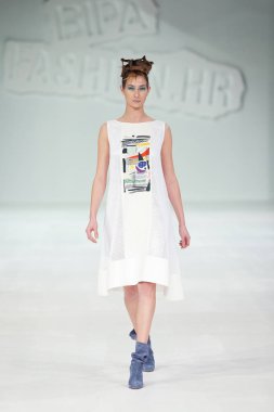 Zagreb, Hırvatistan - 24 Mart 2018: 'Fashion.hr' defilede Marina tasarım kıyafetleri moda modeli