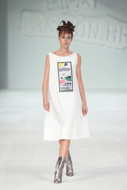Zagreb, Hırvatistan - 24 Mart 2018: 'Fashion.hr' defilede Marina tasarım kıyafetleri moda modeli