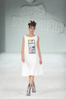 Zagreb, Hırvatistan - 24 Mart 2018: 'Fashion.hr' defilede Marina tasarım kıyafetleri moda modeli