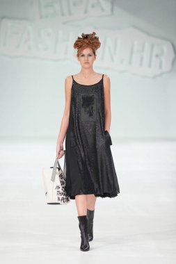 Zagreb, Hırvatistan - 24 Mart 2018: Marina tasarım kıyafetler ve 'Fashion.hr' defilede Ruke tarafından tasarlanmış bir çanta moda modeli