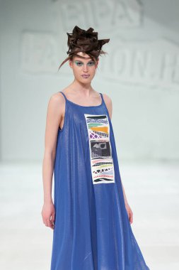 Zagreb, Hırvatistan - 24 Mart 2018: 'Fashion.hr' defilede Marina tasarım kıyafetleri moda modeli