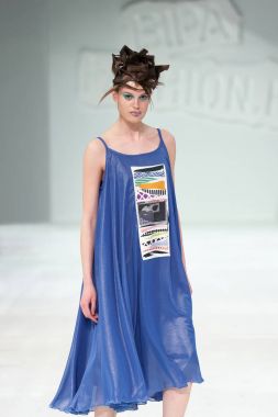 Zagreb, Hırvatistan - 24 Mart 2018: 'Fashion.hr' defilede Marina tasarım kıyafetleri moda modeli