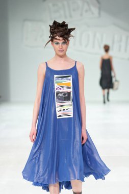 Zagreb, Hırvatistan - 24 Mart 2018: 'Fashion.hr' defilede Marina tasarım kıyafetleri moda modeli