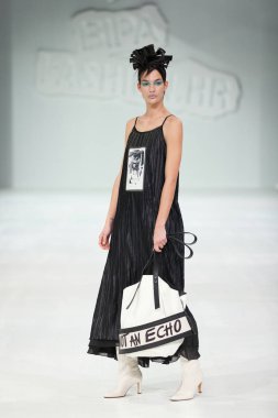 Zagreb, Hırvatistan - 24 Mart 2018: Marina tasarım kıyafetler ve 'Fashion.hr' defilede Ruke tarafından tasarlanmış bir çanta moda modeli