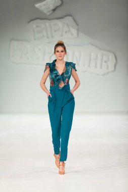 Zagreb, Hırvatistan - 24 Mart 2018: 'Fashion.hr' defilede Arileo tarafından tasarlanan kıyafetleri moda modeli