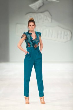 Zagreb, Hırvatistan - 24 Mart 2018: 'Fashion.hr' defilede Arileo tarafından tasarlanan kıyafetleri moda modeli
