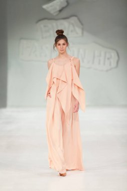 Zagreb, Hırvatistan - 24 Mart 2018: 'Fashion.hr' defilede Arileo tarafından tasarlanan kıyafetleri moda modeli