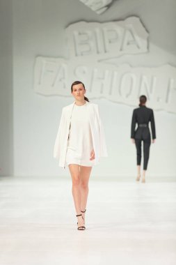 Zagreb, Hırvatistan - 24 Mart 2018: 'Fashion.hr' defilede Mateyaneira tarafından tasarlanan kıyafetleri moda modeli